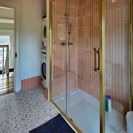 Stylish 4 Bed Close To Centre Dublino